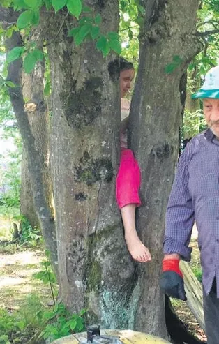 Trabzon'da bacağı ağaca sıkışan minik Ravzanur'u itfaiye kurtardı