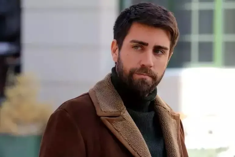 teskilatin-serdariydi-caglar-ertugrul-holywood-yildiziyla-ikiz-cikti-resmen-kopyasiymis-1714723174331.jpeg Çağlar Ertuğrul Holywood yıldızının ikizi çıktı! Teşkilat'ın Serdar'ına bakın! Resmen kopyasıymış-2