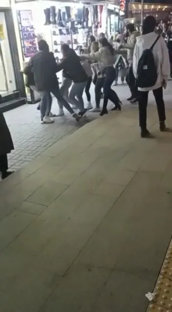 kizlarin-bas-basa-kavgasi-kamerada-erkek-yuzunden-sac-saca-bas-basa-birbirlerine-girdiler-1639288665829.jpg Kızların kavgası kamerada! Erkek yüzünden saç saça baş başa birbirlerine girdiler-7