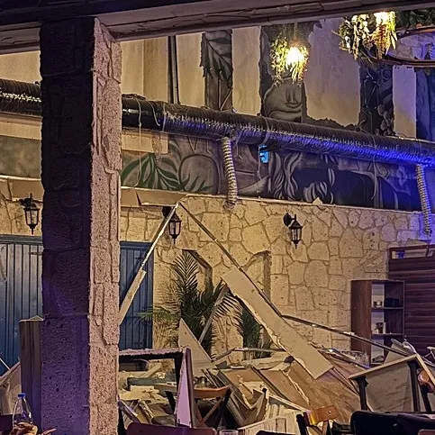 Eğlence mekanının tavanı çöktü