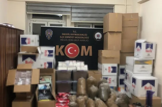 Son dakika: Bursa'da kaçak tütün operasyonu: 200 kilo kaçak tütün ve 70 bin 400 adet makaron ele geçirildi