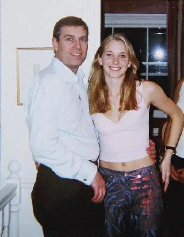 cinsel-saldiri-soku-kralice-ii-elizabethin-oglu-prens-andrewin-tum-unvanlari-alindi-majesteleri-bile-denmeyece-1642110511547.jpeg Cinsel saldırı şoku! Kraliçe II. Elizabeth'in oğlu Prens Andrew'in tüm unvanları alındı: 'Majesteleri' bile denmeyecek-4