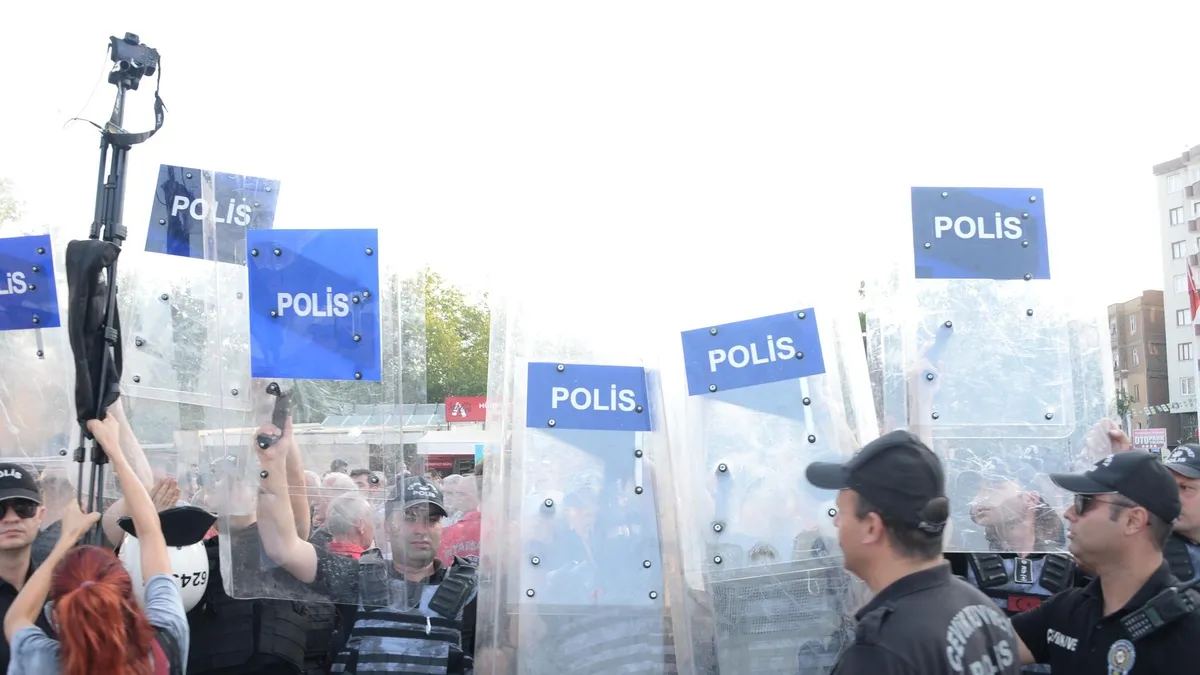 Diyarbakır'da Türk Silahlı Kuvvetleri protestosu! | Emniyet amiri uyardı: İzin vermeyiz!