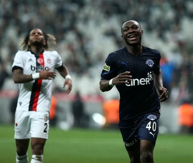bu-sezon-elestirilerin-en-buyuk-hedefi-olan-arda-turan-galatasaray-formasiyla-1-yildir-gol-atamiyor-1651702414392.jpeg Bu sezon eleştirilerin en büyük hedefi olan Arda Turan Galatasaray formasıyla 1 yıldır gol atamıyor-5