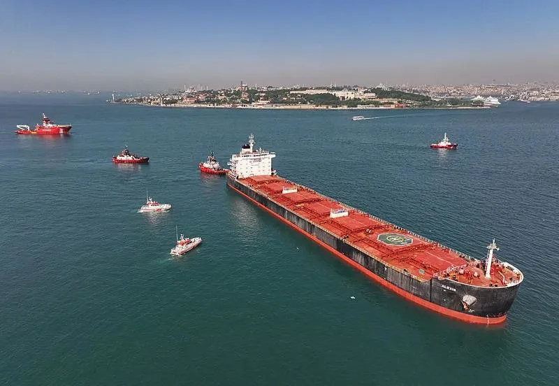 İstanbul Boğazı'nda karaya oturan yük gemisi kurtarıldı! Gemi trafiği normale döndü-6