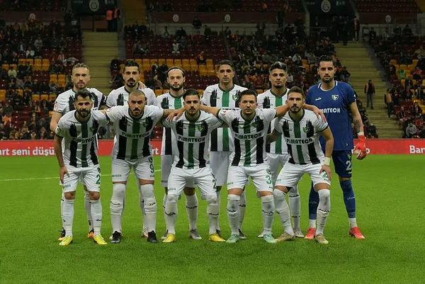 denizlisporun-genc-eldiveni-abdulkadir-sungerin-galatasaray-macinda-parlayan-yildizi-cabuk-sondu-1644142624417.jpg Denizlispor'un genç eldiveni Abdülkadir Sünger'in Galatasaray maçında parlayan yıldızı çabuk söndü-3