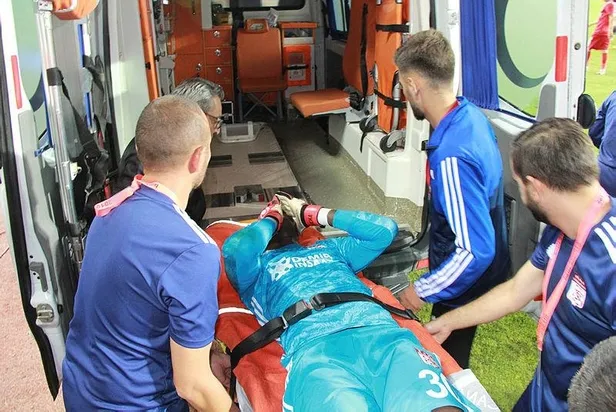 Sivasspor'da kaleci Mamadou Samassa hastaneye kaldırıldı-4