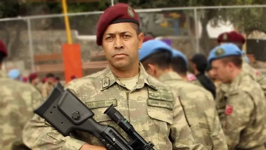 Ömer Halisdemir'in kabrine akın... Aksakallı: O Alparslan'ın kefenini giydi! Gazze'den duygulandıran çizim-9