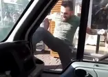 Kadıköy'de minibüsçü terörü! Yolu kapatan kamyonete tekmelerle saldırdı (Video)