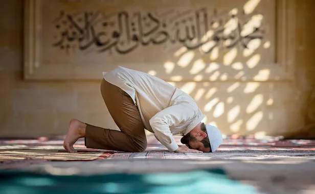 teravih-namazi-nasil-kilinir-kac-saat-surer-teravih-namazi-yatsiyla-birlikte-toplam-kac-rekat-kilinmaktadir-ev-1679493791724.jpg Teravih namazı yatsıyla birlikte toplam kaç rekat kılınmaktadır? Teravih namazı nasıl kılınır, kaç saat sürer? Evde teravih namazı kılınışı...-2