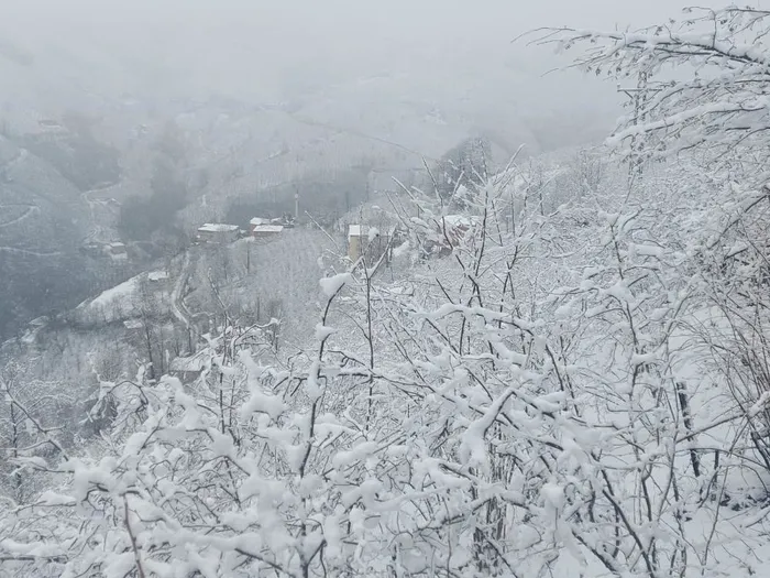 beklenen-kar-yagisi-basladi-vatandaslar-beyaz-ortuyle-uyandi-yollar-ulasima-kapandi-a-haber-muhabirleri-sahada-1702816338552.jpeg Beklenen kar yağışı başladı | Cadde ve sokaklar beyaza büründü yollar ulaşıma kapandı! A Haber muhabirleri sahada: İşte yurttan görüntüler-14