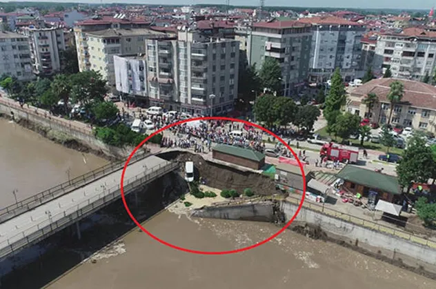Samsun'da korkutan olay! Yol bir anda çöktü