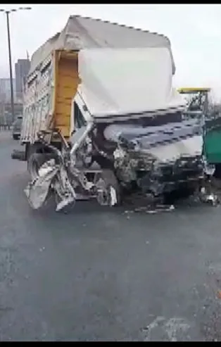 TEM'de freni patlayan kamyon kontrolden çıktı! Yol kenarındaki iş makinelerine çarptı