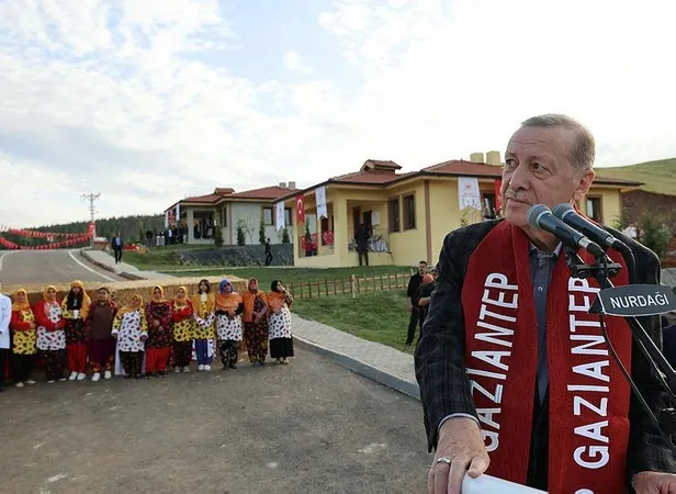 Afet bölgesinde ilk köy evleri tamam! Başkan Recep Tayyip Erdoğan müjdeleri peş peşe sıraladı: Aile ve Gençlik Bankası kuruluyor-4