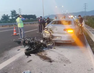 Bursa'da emniyet şeridinde duran otomobile çarpan motosikletli 2 kişi ağır yaralandı