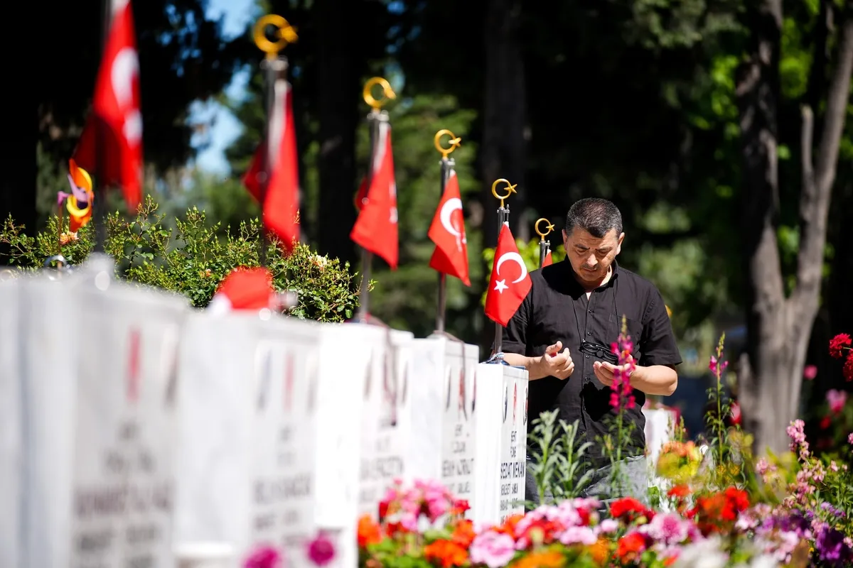 sehit-aileleri-kurban-bayraminin-ilk-gunu-kabir-basinda-bulustu-1779874144745.jpeg Şehit aileleri Kurban Bayramı'nın ilk günü kabir başında buluştu-4