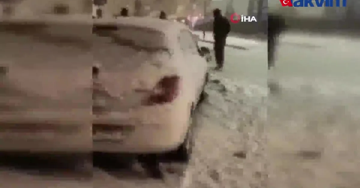 Karla kaplı yolda 10 araç birbirine girdi