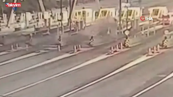 Pendik’te korkutan kaza: Otomobil gişelere çarpıp takla attı