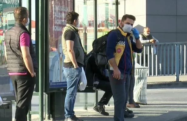 İstanbul'da yine aynı manzara! Vatandaşlar ulaşıma ek sefer koymayan İBB'ye isyan etti!-3