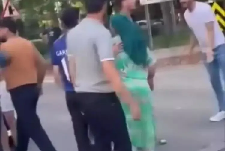 Tartıştığı 5 kişilik aileyi bıçakladı