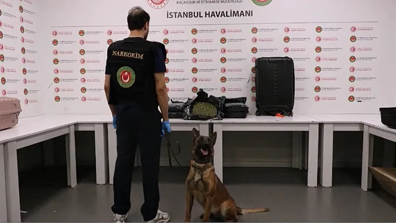 istanbul-havalimaninda-film-gibi-operasyon-2-ingiliz-173-milyonluk-uyusturucu-ile-yakalandi-1778137740493.jpeg İstanbul Havalimanında film gibi operasyon: 2 İngiliz 17.3 milyonluk uyuşturucu ile yakalandı-5
