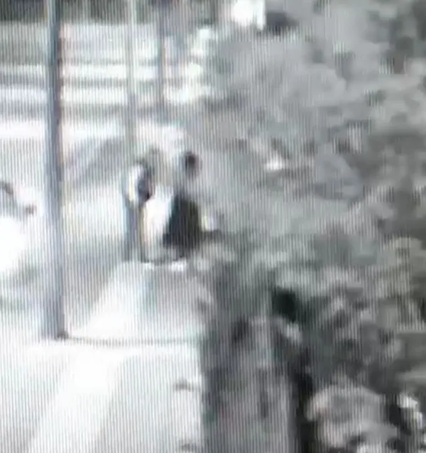 ankarada-24-yasindaki-universite-ogrencisi-aydan-d-eski-erkek-arkadasi-tarafindan-sokak-ortasinda-darbedildi-b-1665064192209.jpg Ankara'da 24 yaşındaki üniversite öğrencisi Aydan D. eski erkek arkadaşı tarafından sokak ortasında darbedildi! 'Beni öldüreceğini söyledi'-4