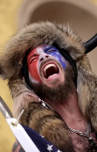 6 Ocak kanlı Kongre baskınının sembol ismi Jacob Chansley Trump'ı yakacak: "İhanete uğradık"