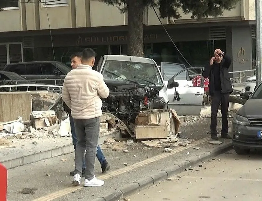 Kontrolden çıkan araç dehşet saçtı! 4 yaralı