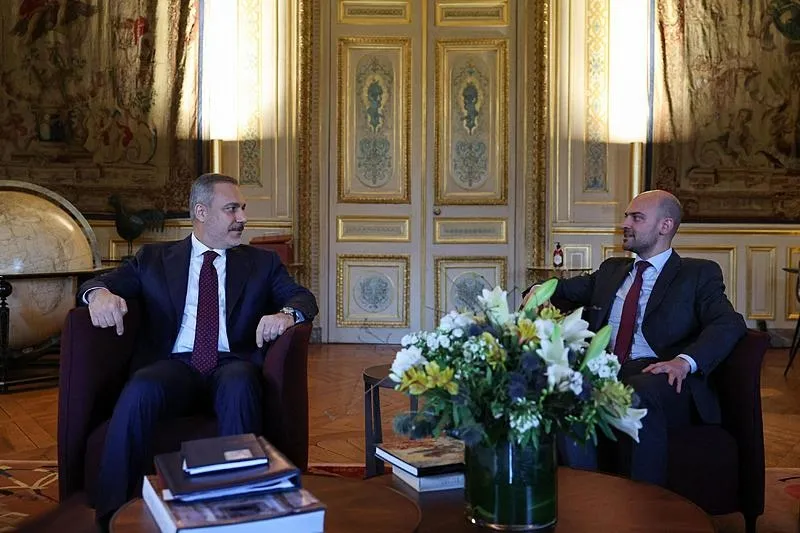 Dışişleri Bakanı Hakan Fidan, Fransa'ya gerçekleştirdiği resmi ziyaret kapsamında, Fransa Avrupa ve Dışişleri Bakanı Jean-Noel Barrot ile Paris'te bir araya geldi. (AA)