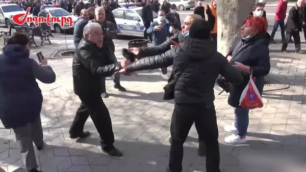 ermenistanda-sokaklar-karisti-iki-grup-birbirine-girdi-1614256352486.jpg