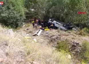 Sivas’ta minibüs şarampole devrildi: 4 ölü 10 yaralı