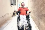 Polis memurundan akülü sandalye desteği