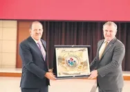 Hasan Kalyoncu Üniversitesinde mezuniyet sevinci! Bakan Osman Aşkın Baka anlamlı hediye