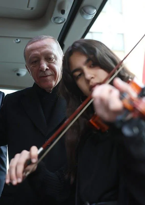 Başkan Erdoğan keman eşliğinde Çanakkale türküsüne eşlik etti