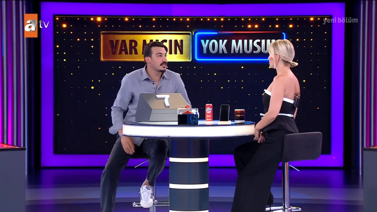 annesini-cekistirirken-sahnede-yakalandi-studyoda-buz-gibi-esen-dedikodu-ani-1787171510110.png Annesini çekiştirirken sahnede yakalandı! Stüdyoda buz gibi esen dedikodu anı-2