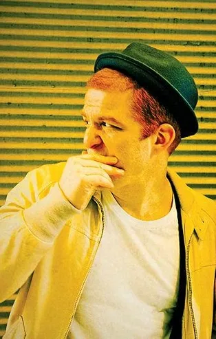 Tribünlere marş yapan CHP'li şarkıcı Gökhan Özoğuz futbola da karıştı! Neden maç izliyorsunuz?