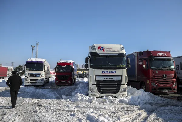 son-dakika-istanbul-valisi-ali-yerlikayadan-vatandaslara-cagri-hadimkoy-giseler-arnavutkoy-arasindaki-araclari-1643194393686.jpg SON DAKİKA: İstanbul Valisi Ali Yerlikaya'dan vatandaşlara çağrı: Hadımköy Gişeler-Arnavutköy arasındaki araçlarınızı alın yoksa çekeceğiz-7