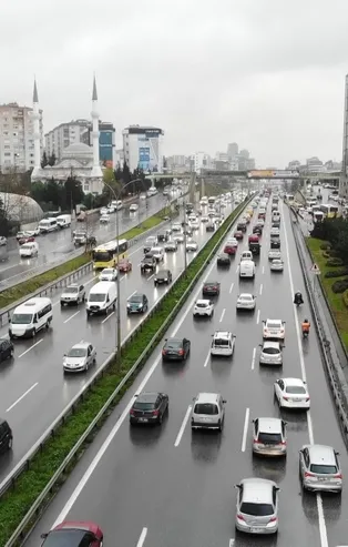 Son dakika: Yola çıkacaklar dikkat! İstanbul'da trafik yoğunluğu yüzde 70'e çıktı