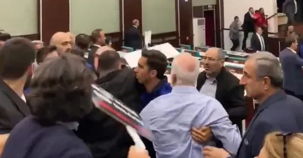 Kağıthane Belediyesi Meclis Toplantısı'nda CHP grubundan Ahmet Özer provokasyonu!