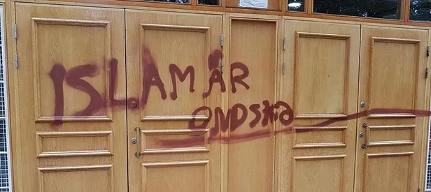 İsveç'te camiye çirkin saldırı