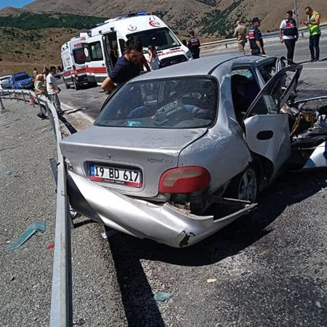 Erzincan’da korkunç kaza! İki otomobil çarpıştı: 3 kişi ölü, 6 kişi yaralandı