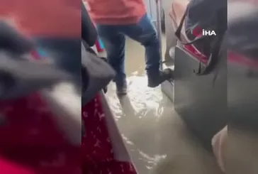 İstanbul'u sağanak yağış vurdu! Araçlar yollarda mahsur kaldı | İETT otobüsünü su bastı: Yolcular ayakta durmakta zorlandı