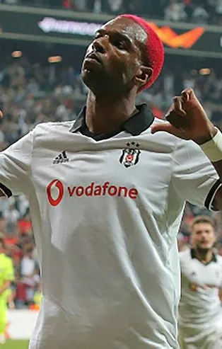 Ve Babel masaya oturdu