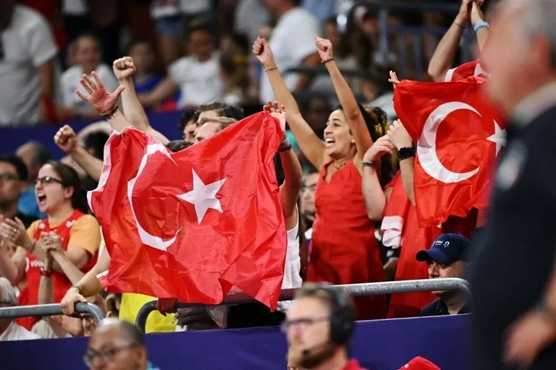 turkiye-italya-voleybol-youtube-canli-trt1-youtube-4k-canli-izle-ekrani-ile-filenin-sultanlari-yari-final-maci-1723147720490.jpeg İtalya Türkiye 3-0 VOLEYBOL MAÇ SONUCU || ÖZET-2