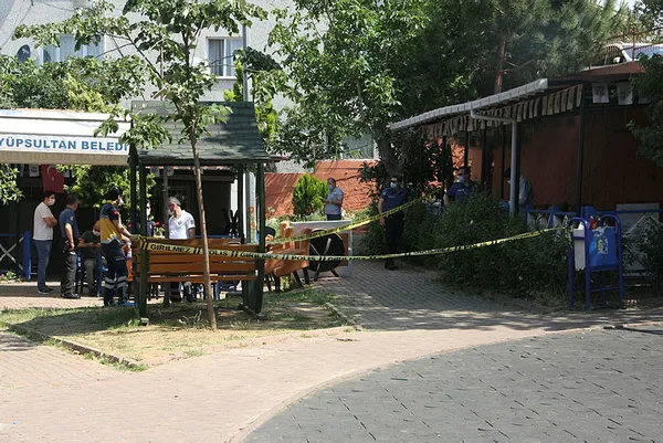 istanbulun-eyupsultani-cinayetle-sarsildi-1591875949469.jpg İstanbul'un Eyüpsultan'ı cinayetle sarsıldı! Baba olay yerine geldiğinde sinir krizi geçirdi-2