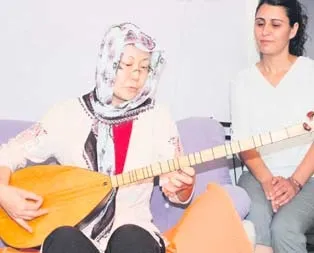 Japon gelin aldı sazı eline...