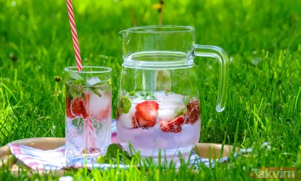 1. Limonata Malzemeler: 4 Adet Taze Limon 2 Yemek Kaşığı Toz Şeker Veya Bal 500 Ml Soğuk Su Bol Buz Taze Nane Yaprakları (İsteğe Bağlı) Hazırlanışı: Limonların...