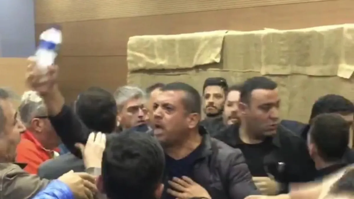 Yeni Parti kongresinde meydan muharebesi! 3 oy farkı kavgaya döndü