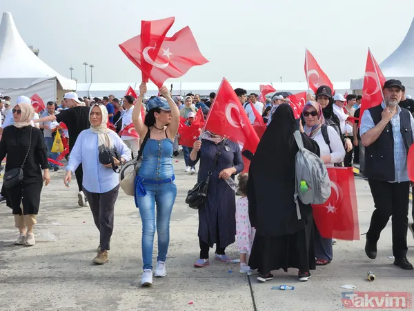 Fethin 569. yılında Atatürk Havalimanı'nda büyük coşku! İlk fidanı Başkan Erdoğan dikti, SOLOTÜRK'ten nefes kesen gösteri - 30