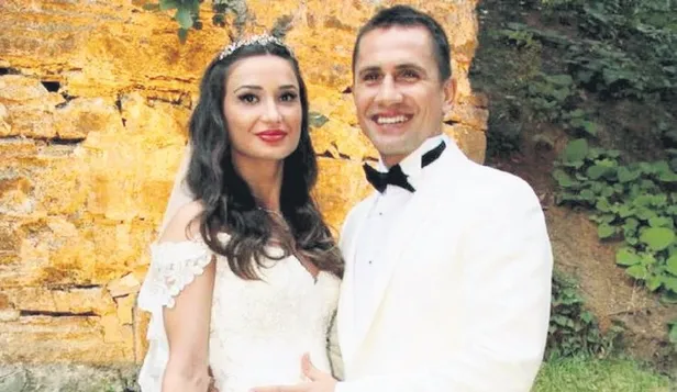 eski-esi-emre-asiki-oldurmeyi-planlayan-yagmur-sarnic-hakkinda-7-suctan-yakalama-karari-alindi-1661988833968.jpeg Eski eşi Emre Aşık'ı öldürmeyi planlayan Yağmur Sarnıç hakkında 7 suçtan yakalama kararı alındı-2